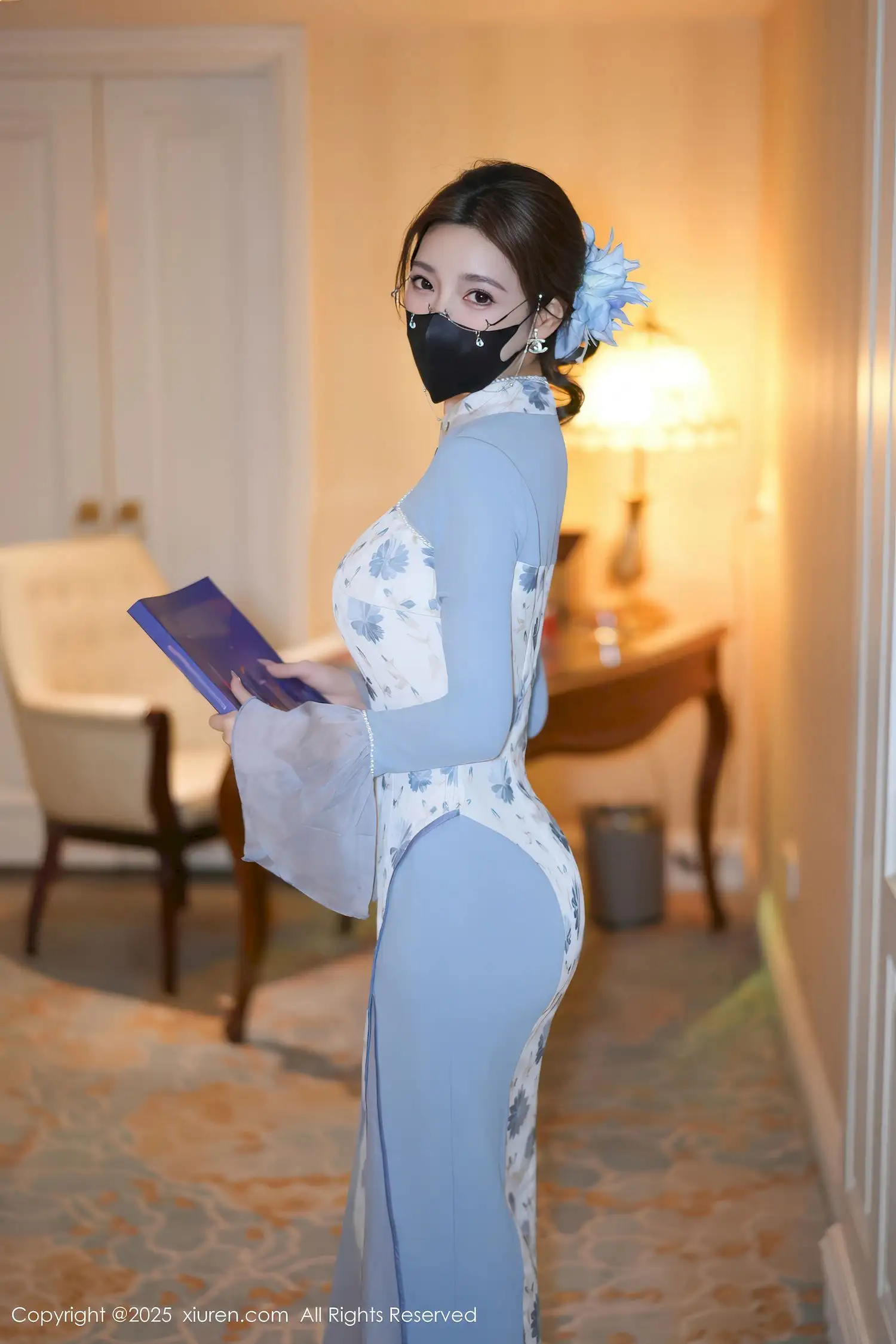Twins桃桃青花瓷旗袍写真 黑口罩高开叉演绎含蓄性感