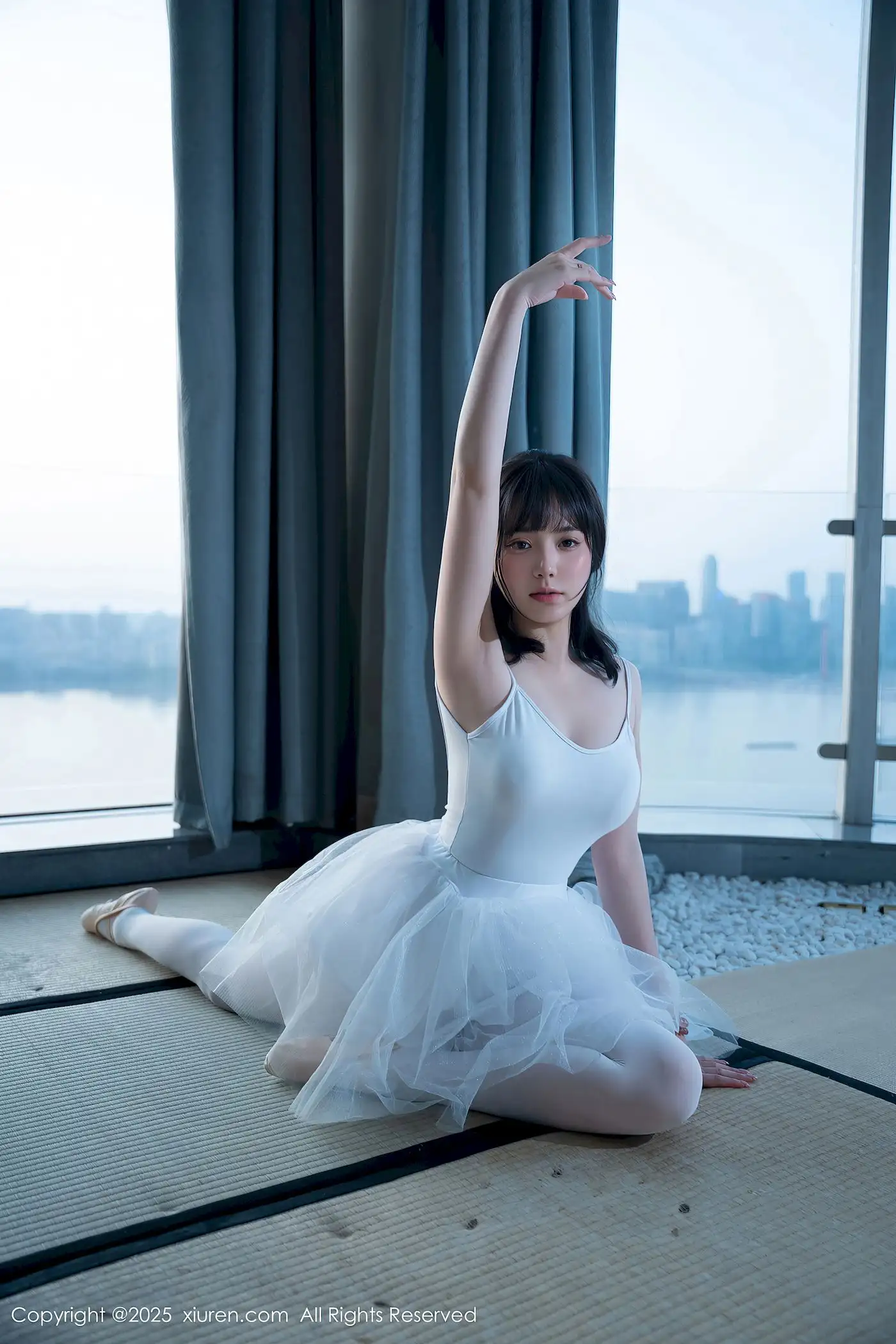 软情白色芭蕾舞裙唯美写真 逆光窗边演绎仙气与诱惑