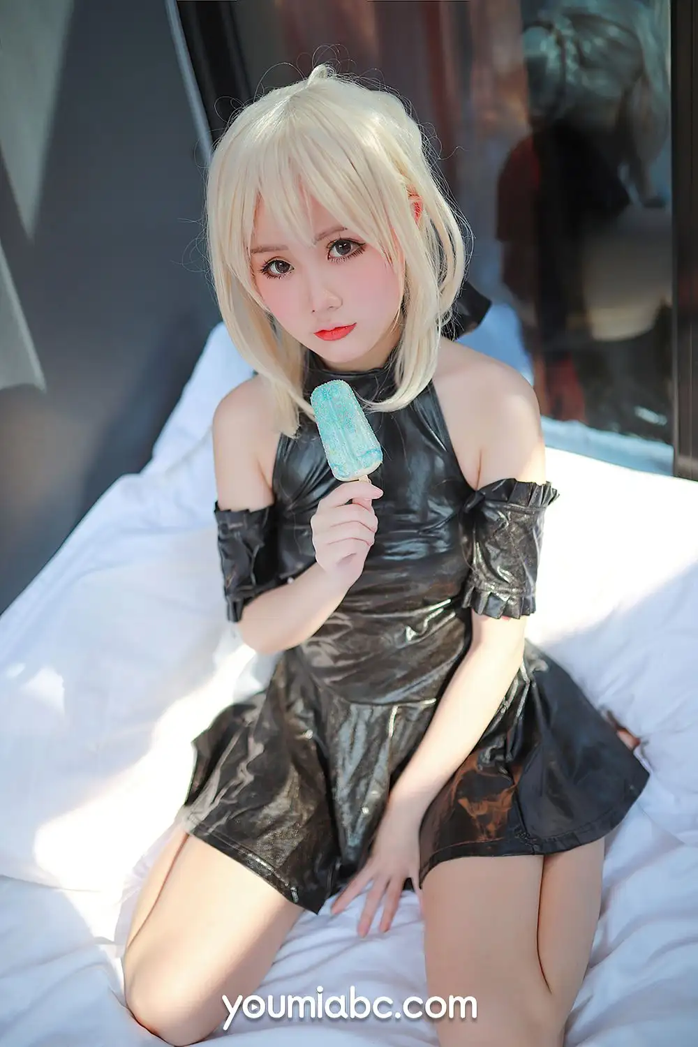 您的蛋蛋夏日黑色皮质连衣裙写真 金发雪糕甜酷交织清新治愈