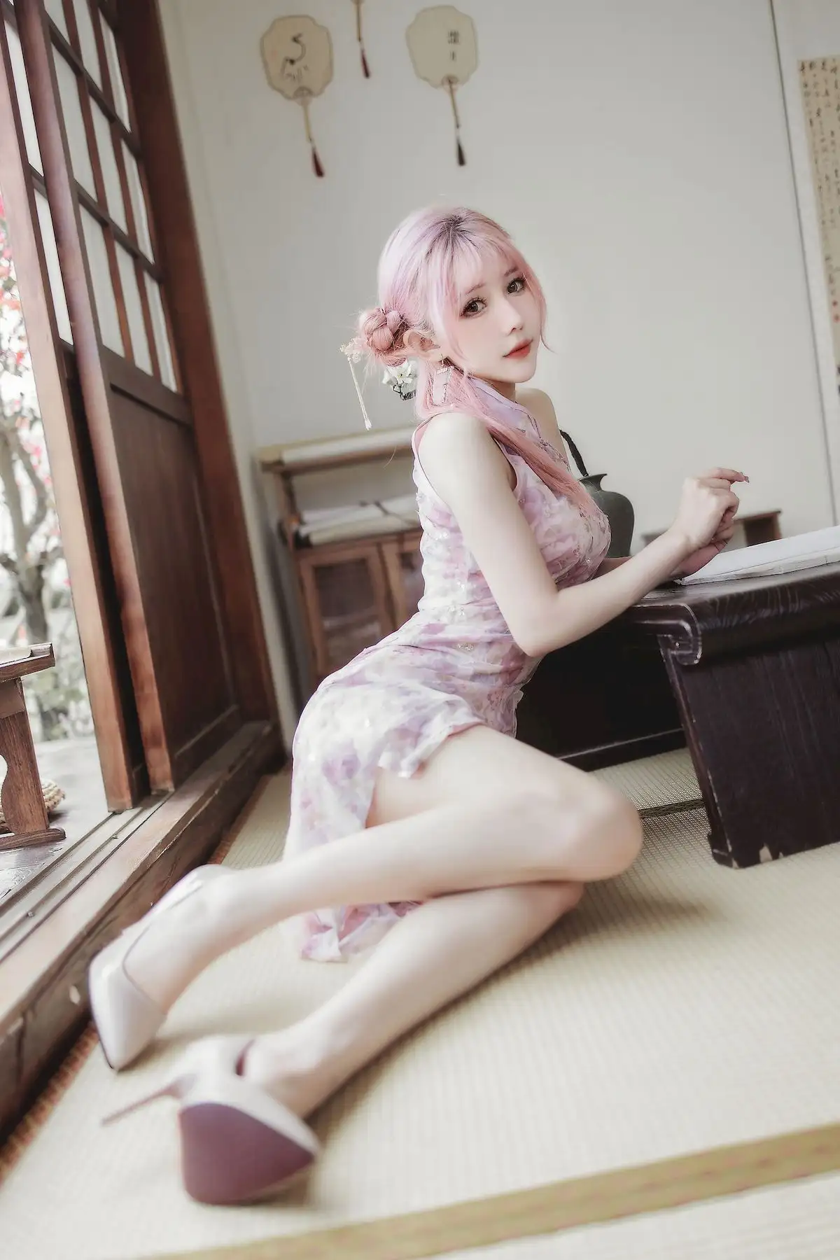 粉发旗袍写真惊艳亮相 仙女月把东方温柔穿在身上