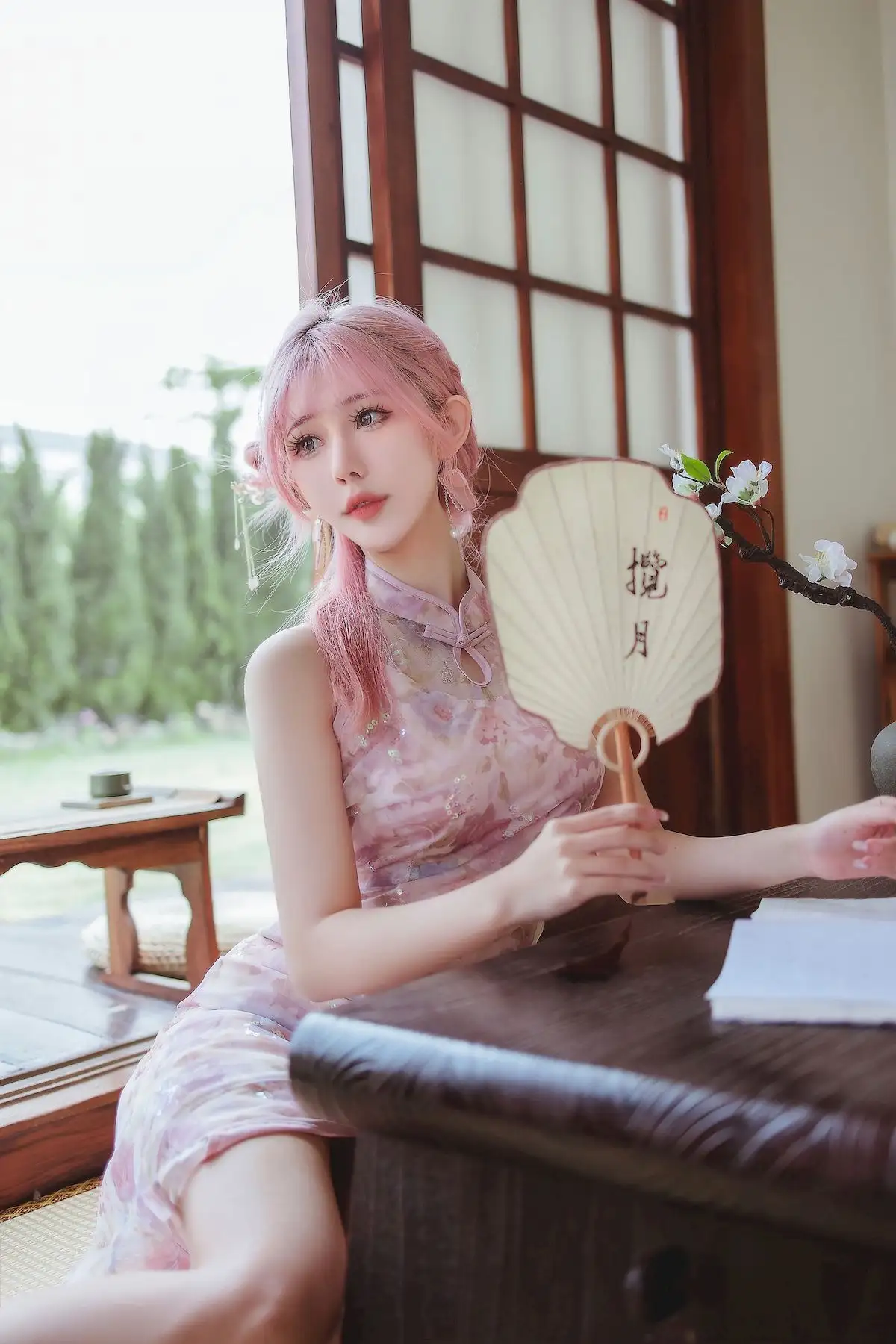 粉发旗袍写真惊艳亮相 仙女月把东方温柔穿在身上 粉发旗袍写真惊艳亮相 仙女月把东方温柔穿在身上