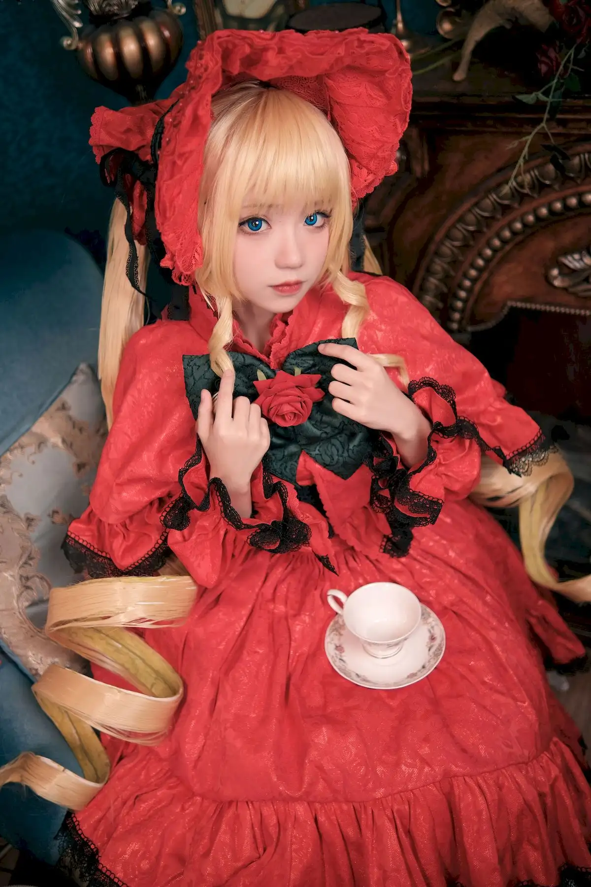 花柒Hana红丝绒洋装写真 像从古董人偶盒里走出来 花柒Hana红丝绒洋装写真 像从古董人偶盒里走出来