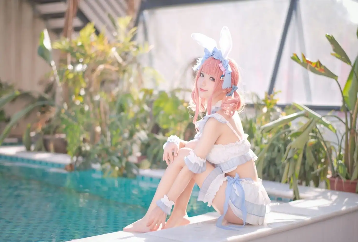 泳池边的甜度超标 花柒Hana兔耳泳装写真清爽上线