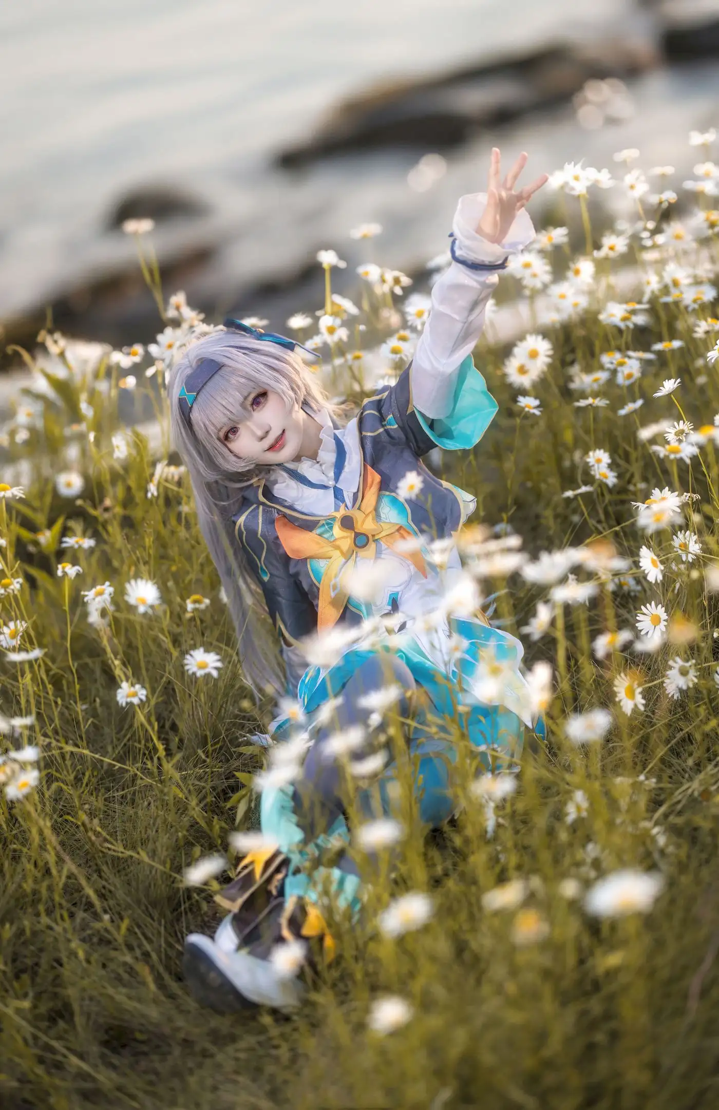 花柒Hana流萤cos花海烟花图 蓝绿裙摆和暮色很搭 花柒Hana流萤cos花海烟花图 蓝绿裙摆和暮色很搭