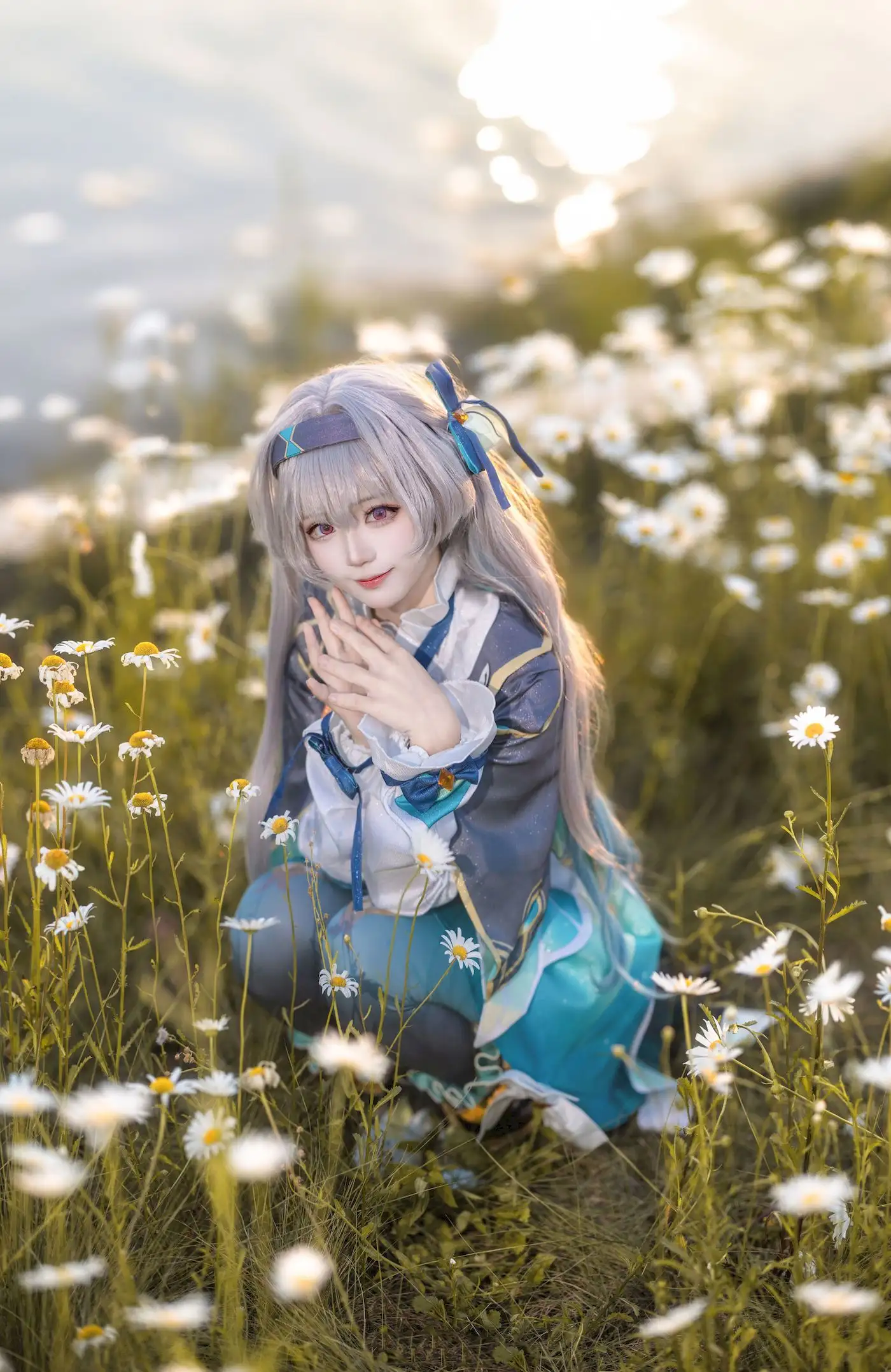 花柒Hana流萤cos花海烟花图 蓝绿裙摆和暮色很搭 花柒Hana流萤cos花海烟花图 蓝绿裙摆和暮色很搭