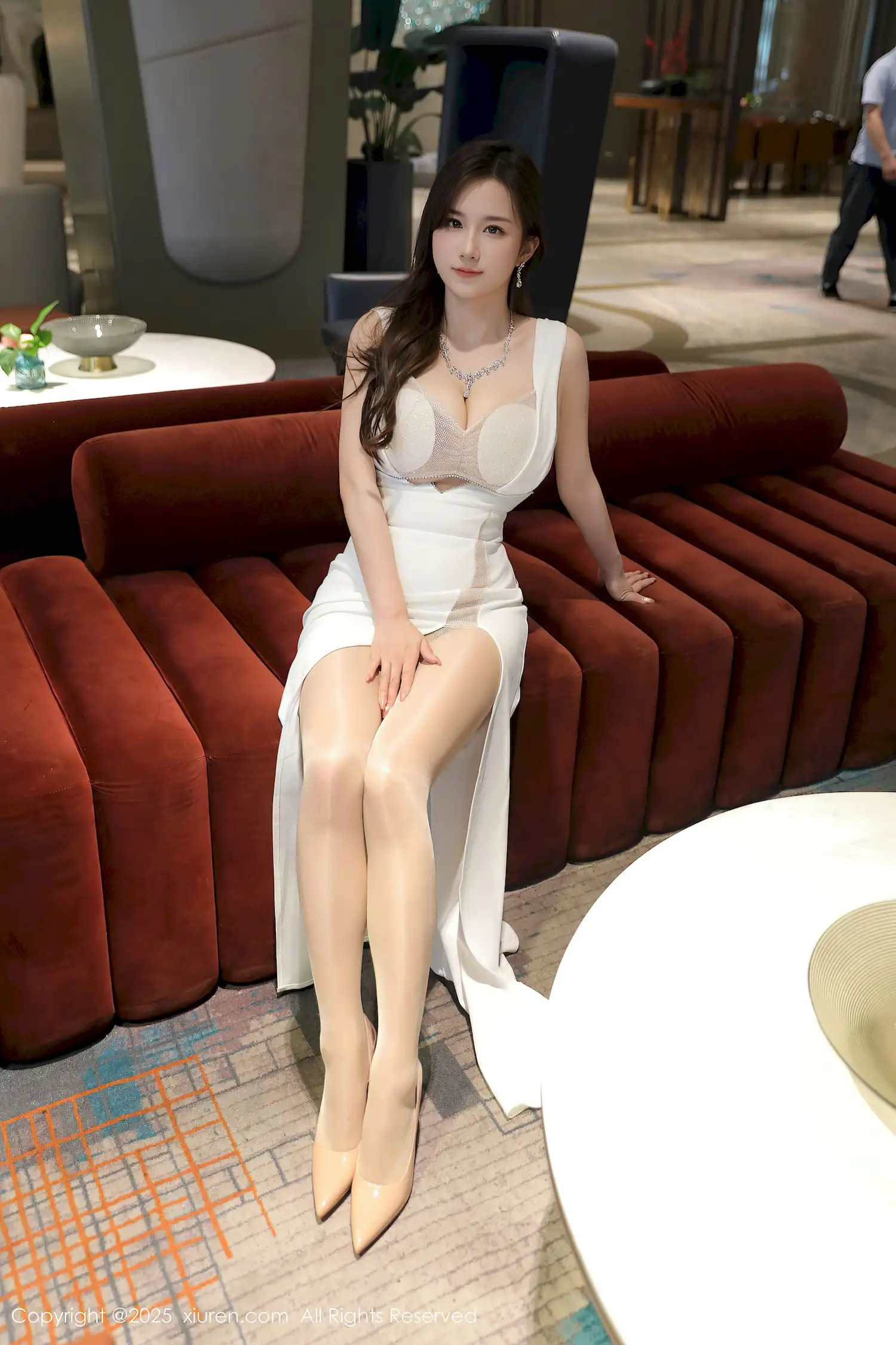 纯白礼裙与都市光影交织,小肉肉咪这组轻奢写真尽显优雅气质 纯白礼裙与都市光影交织,小肉肉咪这组轻奢写真尽显优雅气质