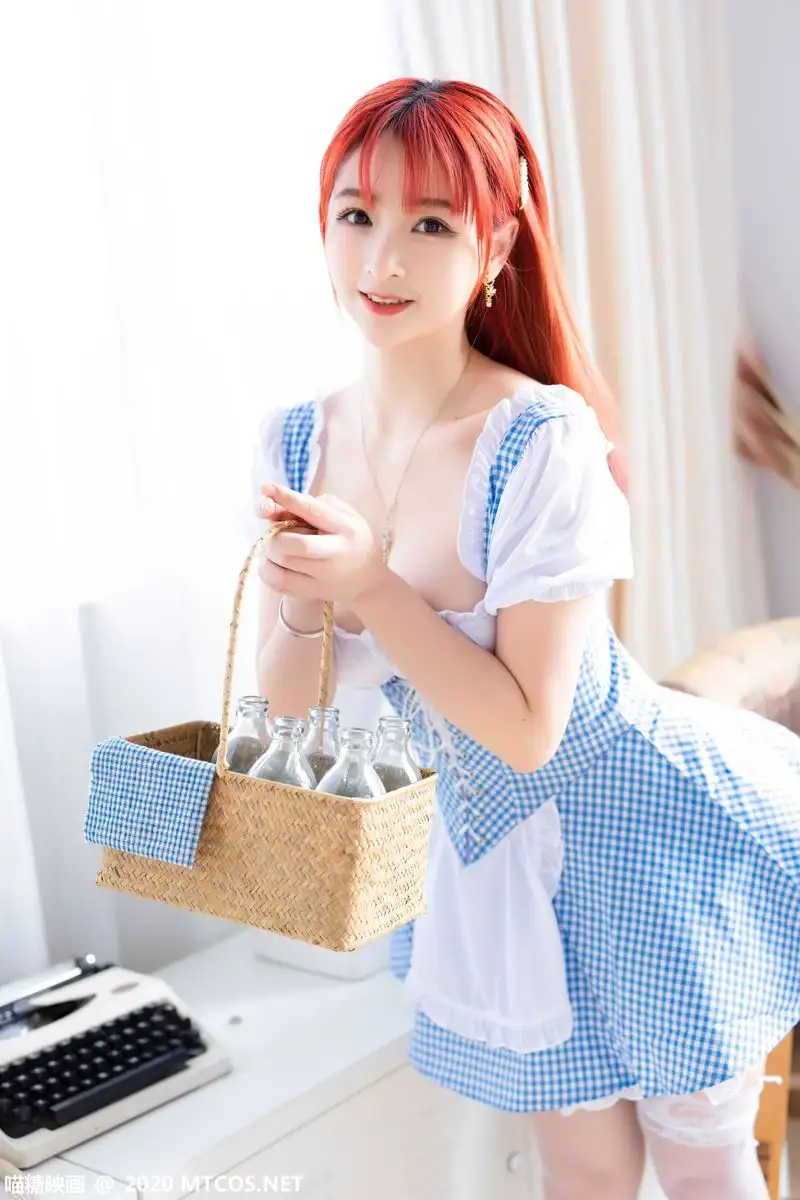 红发叉子宝宝的蓝白格裙写真 明媚少女感真的太戳人 红发叉子宝宝的蓝白格裙写真 明媚少女感真的太戳人