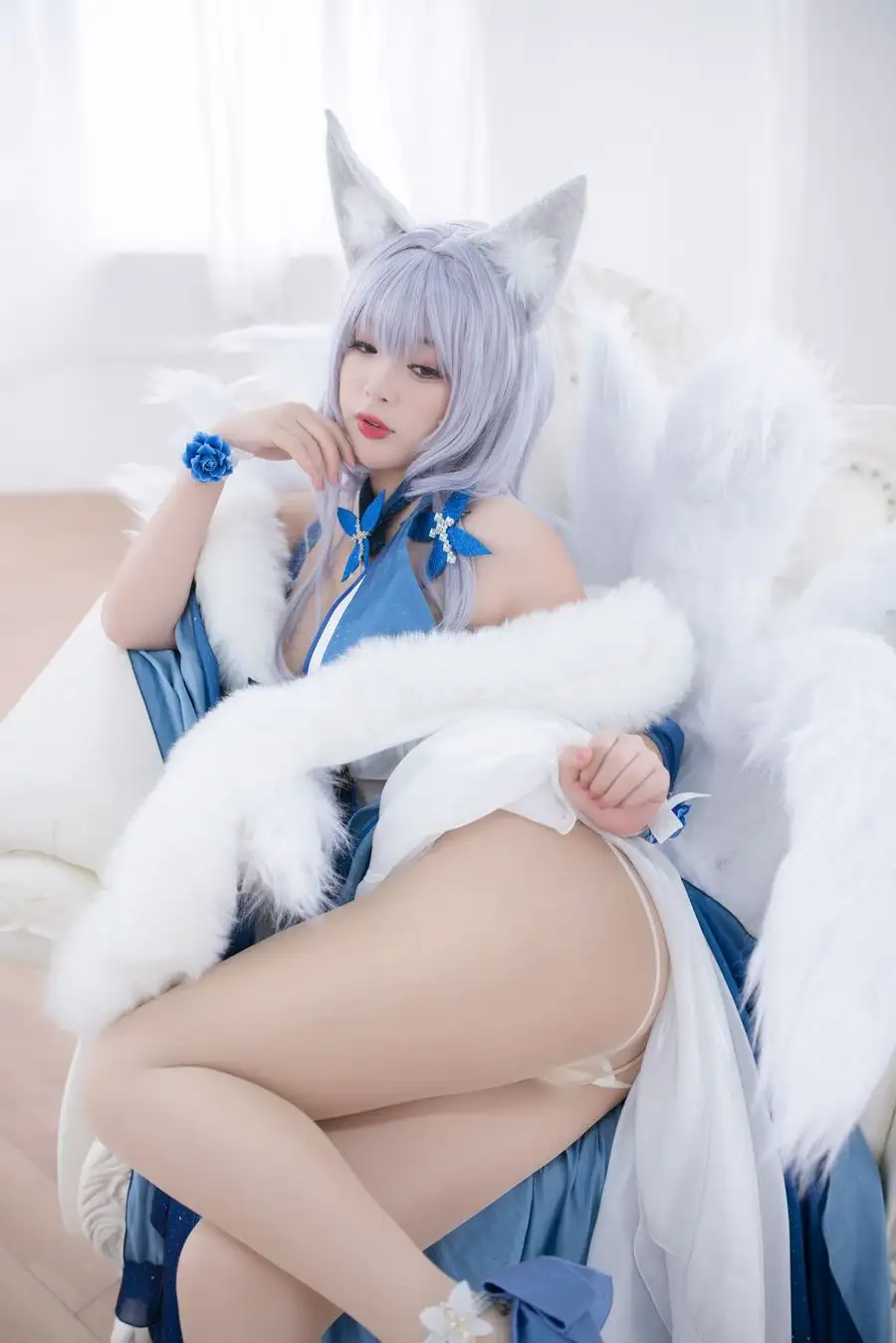 白烨蓝白狐耳写真赏 慵懒倚坐白沙发尽显灵动仙气 白烨蓝白狐耳写真赏 慵懒倚坐白沙发尽显灵动仙气