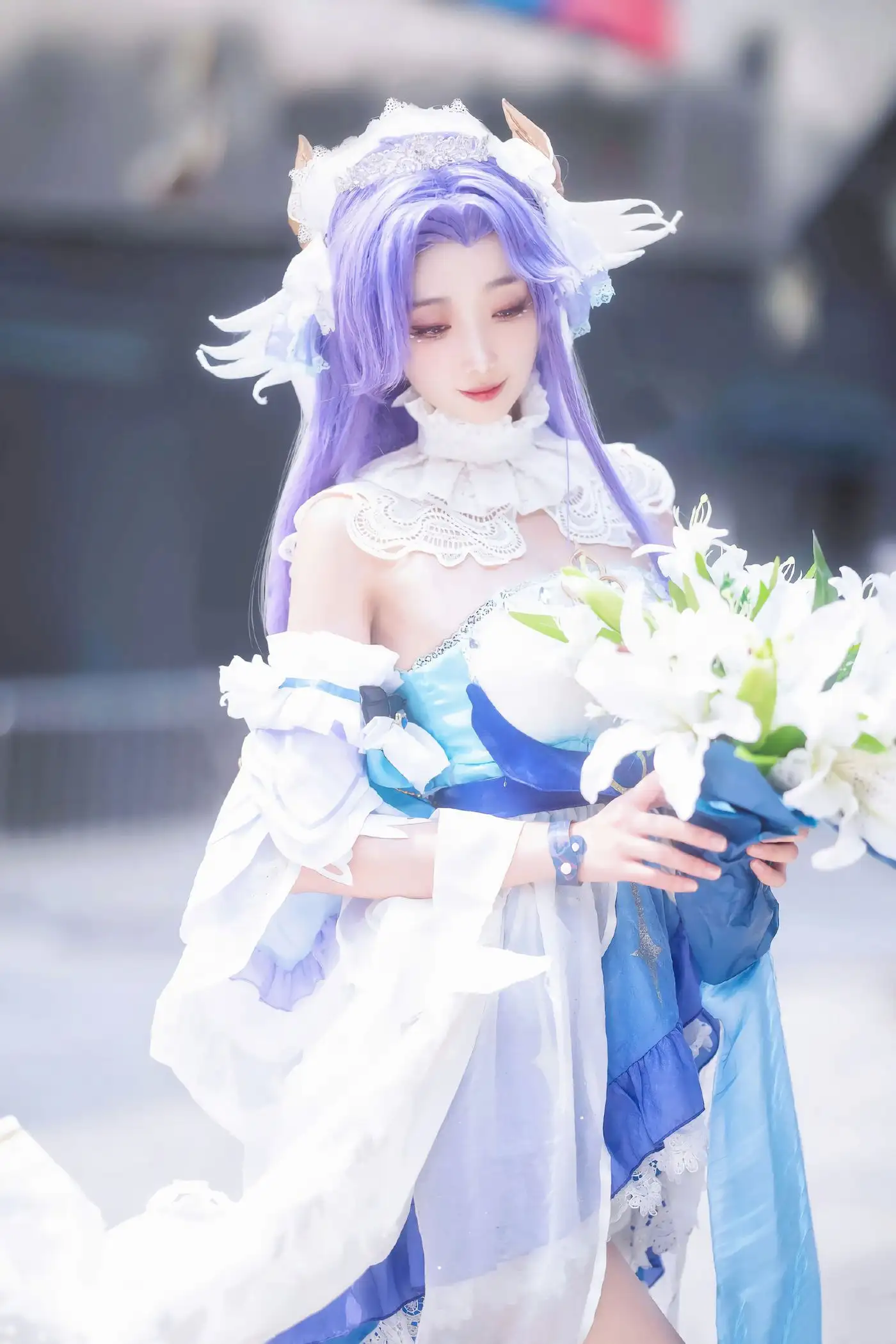 走路摇zly纯白婚纱COS 紫发百合花海里的治愈系神明