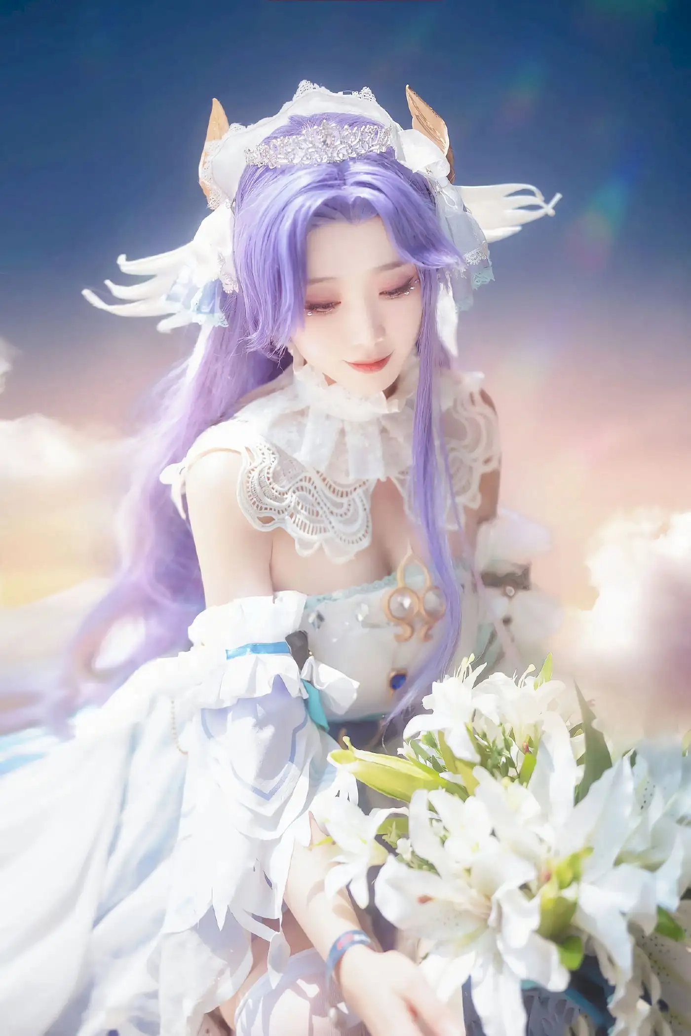 走路摇zly纯白婚纱COS 紫发百合花海里的治愈系神明