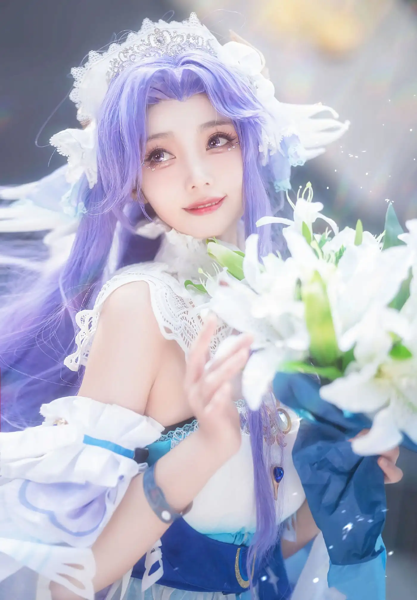 走路摇zly纯白婚纱COS 紫发百合花海里的治愈系神明