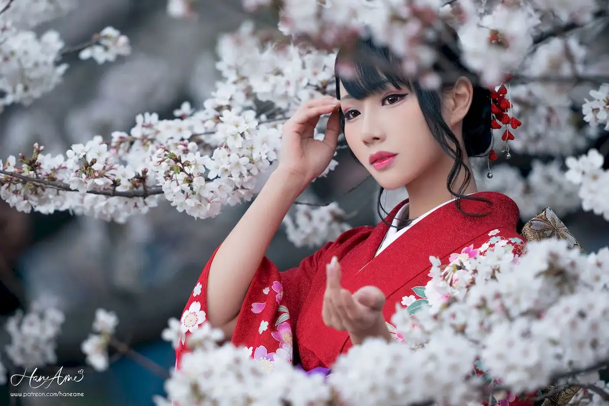 雨波HaneAme红和服赏樱写真 春日花海里的明艳少女 雨波HaneAme红和服赏樱写真 春日花海里的明艳少女
