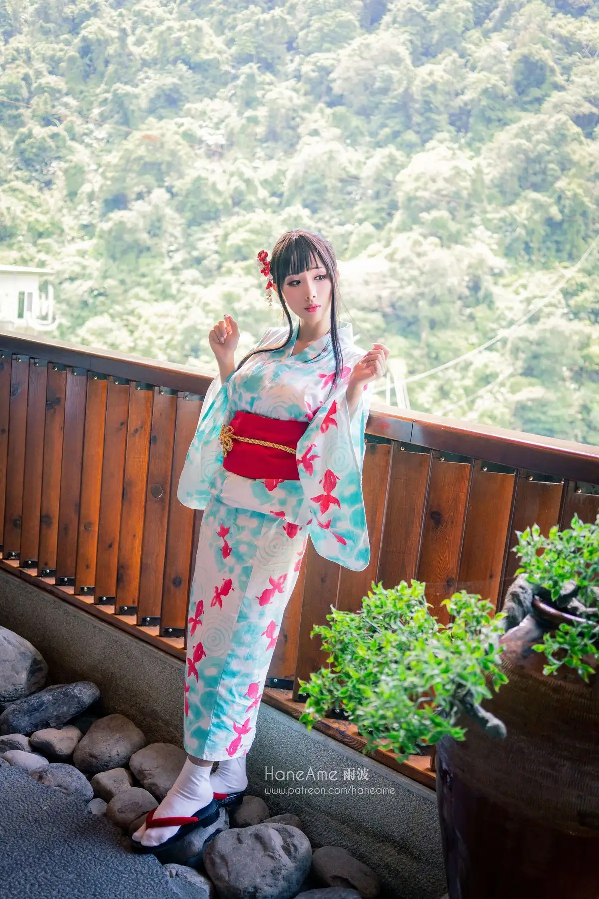 雨波HaneAme浅蓝浴衣写真 山间凉台上的金鱼夏日 雨波HaneAme浅蓝浴衣写真 山间凉台上的金鱼夏日