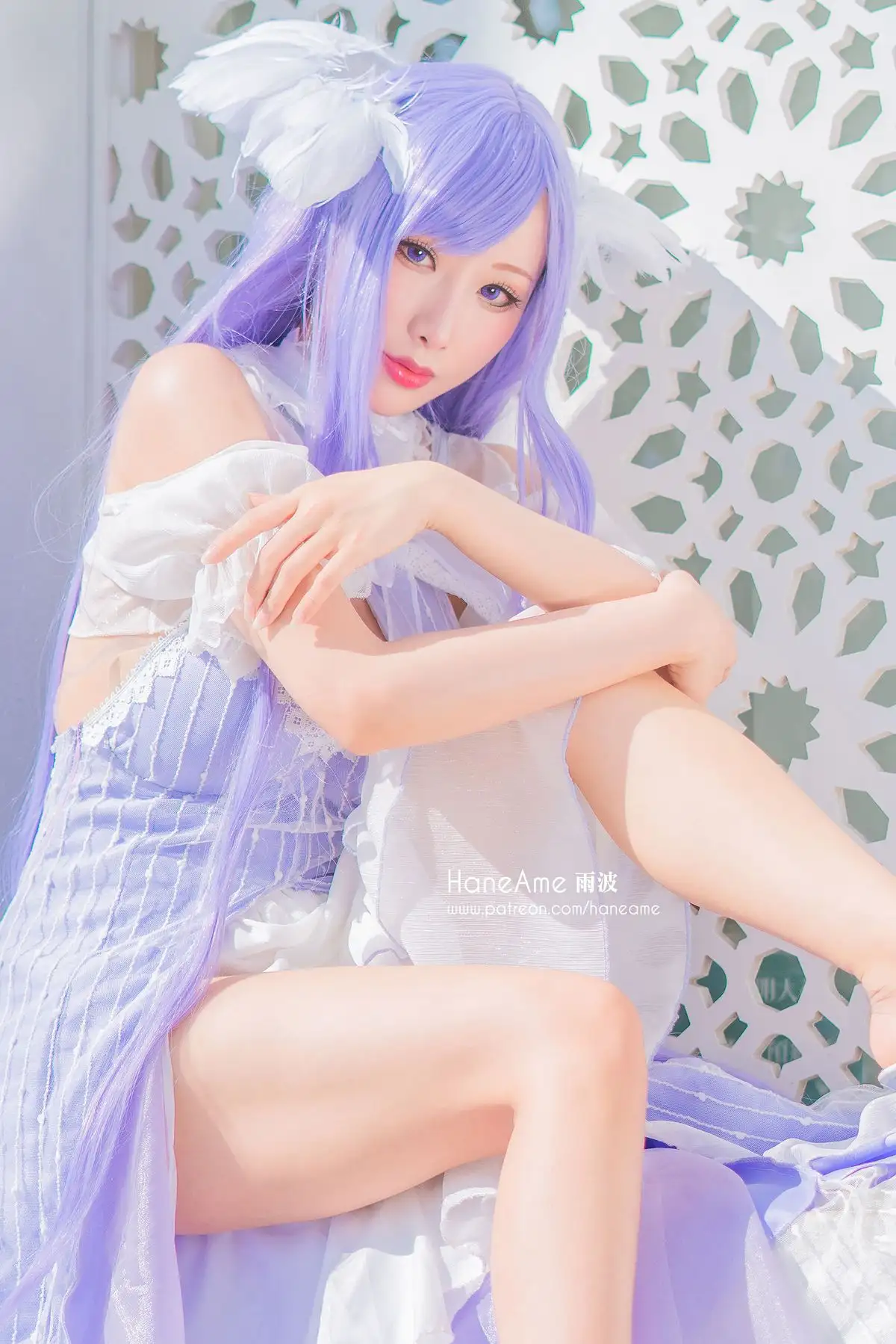 雨波HaneAme紫发羽饰写真 纯白柱廊里的梦幻女神 雨波HaneAme紫发羽饰写真 纯白柱廊里的梦幻女神