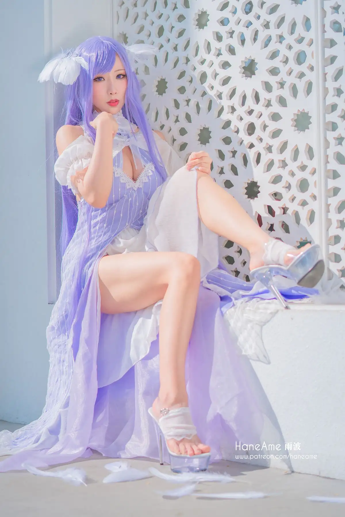 雨波HaneAme紫发羽饰写真 纯白柱廊里的梦幻女神