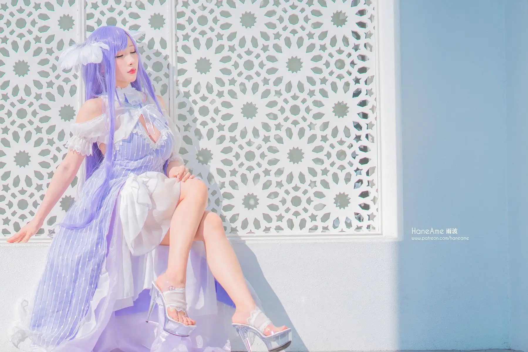 雨波HaneAme紫发羽饰写真 纯白柱廊里的梦幻女神 雨波HaneAme紫发羽饰写真 纯白柱廊里的梦幻女神