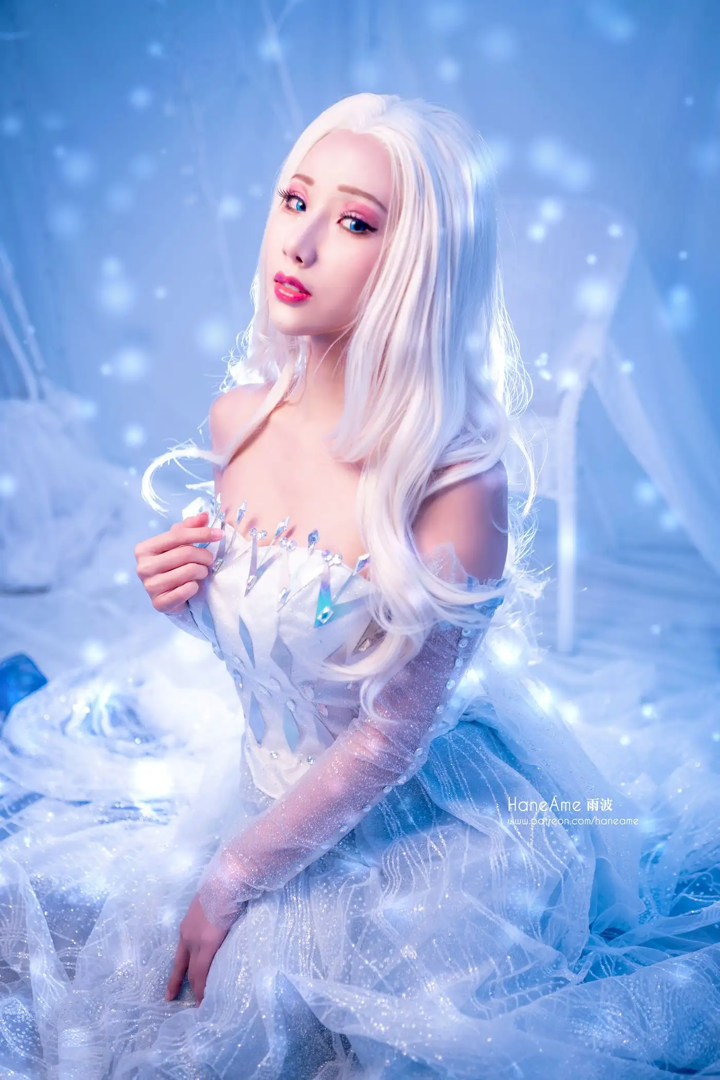 雨波HaneAme冰雪女王COS写真 银发蓝裙的梦幻童话