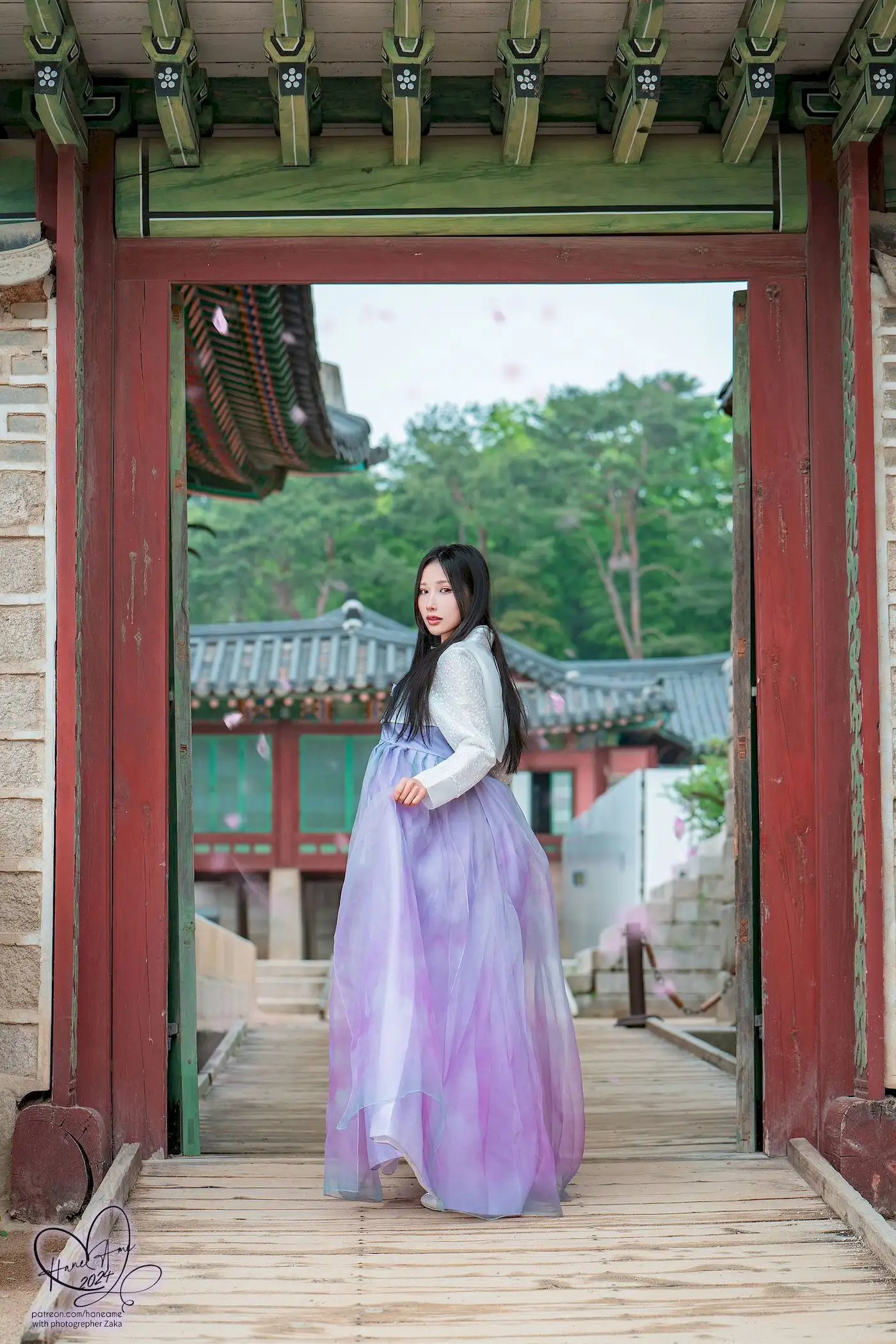 雨波HaneAme紫霞韩服写真 古宫花海间的温婉漫游 雨波HaneAme紫霞韩服写真 古宫花海间的温婉漫游
